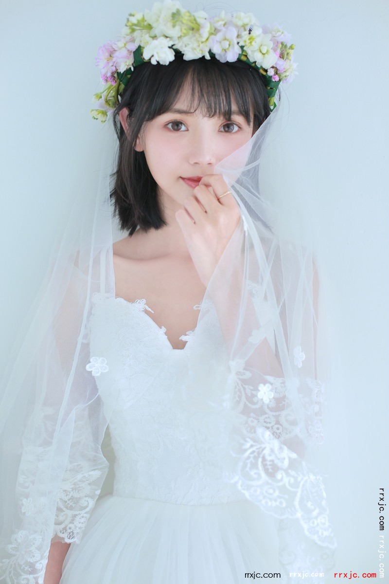 00后粉嫩小女生雪白婚纱头戴花环唯美人体欣赏 (7).jpg